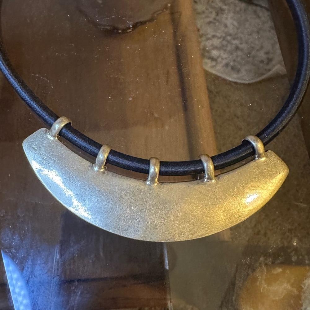Gold and Black Necklace with Sun design - Picture 3 of 3